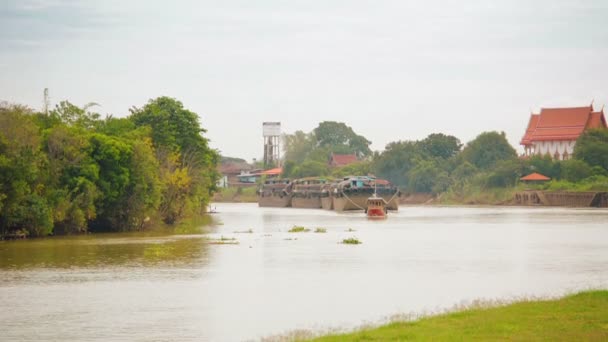 Видео 1080p - Баржи спускаются по реке. Таиланд, Ayutthaya — стоковое видео