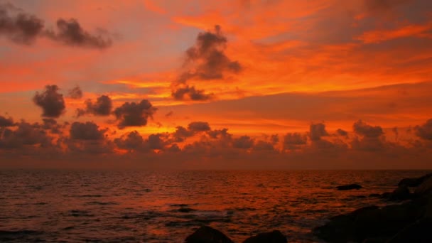 Vidéo 1080p - coucher de soleil flamboyant sur l'océan tropical — Video