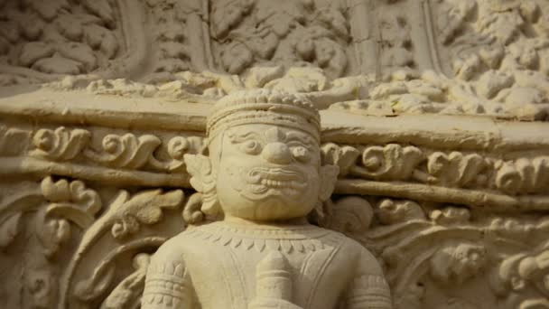 Video 1080p - Estatua de guardia antigua en la pared del templo. Camboya, Phnom Penh — Vídeos de Stock