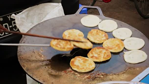 Video 1080p - Cocinar panqueques en la calle para la venta. Birmania, Rangún — Vídeos de Stock