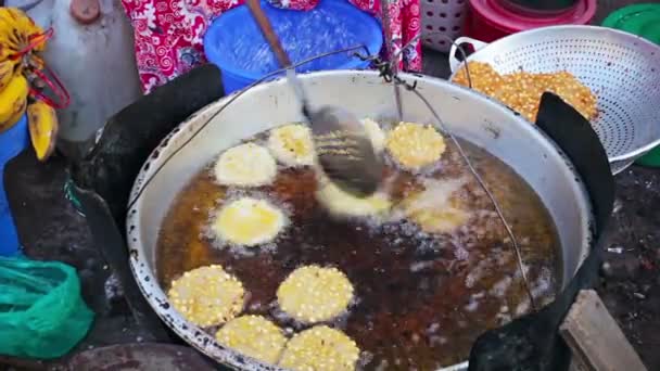 Video 1080p - street vendor fries snacks in downtown. Burma, Yangon — Stock Video