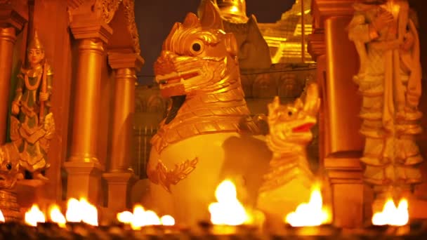 videóinak 1080p - szobrai a mitikus szörnyek egy buddhista templom éjszaka. rituális világítás, olaj-lámpákkal. Mianmar, yangon