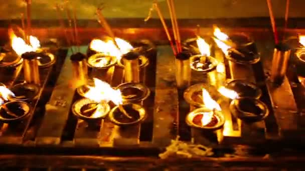 Video 1080p - Lámparas de aceite en un templo budista por la noche. Myanmar, Rangún — Vídeo de stock