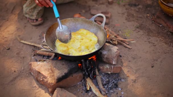Video 1080p - L'uomo locale prepara un'omelette in un incendio all'aria aperta. Birmania Bagan — Video Stock
