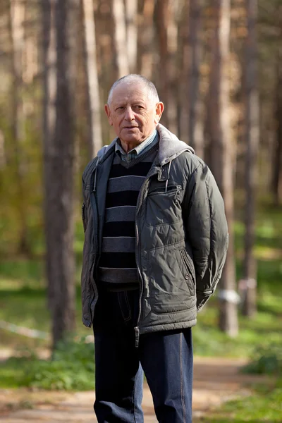 açık havada dikey yaşlı adamı