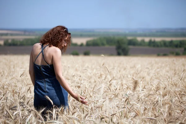 Woman in a wheat field on a summer day — Stock Photo, Image