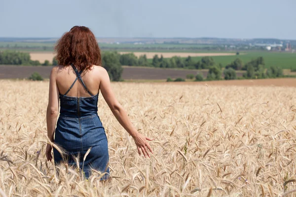 Woman in a wheat field on a summer day — Stock Photo, Image