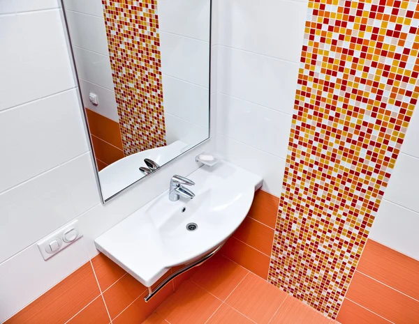 Salle de bain propre avec lavabo et miroir — Photo