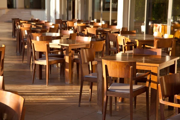 Terrazza vuota del caffè in hotel, Grecia — Foto Stock