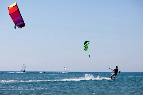 Kitesurfers in sea. Greece. — Stock Photo, Image