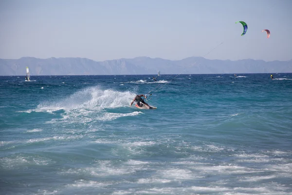 Kitesurfer salta no mar. Grécia . — Fotografia de Stock