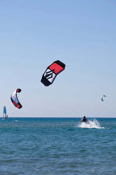 Kiteboarding no mar — Fotografia de Stock