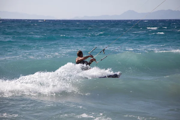 Kitesurfer salta no mar. Grécia . — Fotografia de Stock