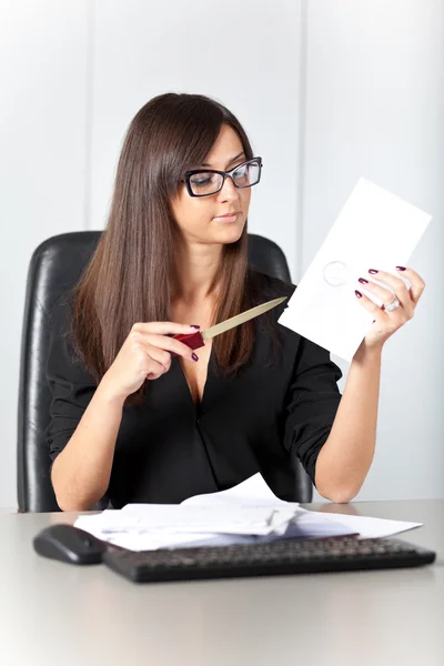 Retrato de una hermosa secretaria ejecutiva en el trabajo — Foto de Stock