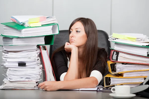 Belle femme à la recherche rêveuse dans le bureau — Photo