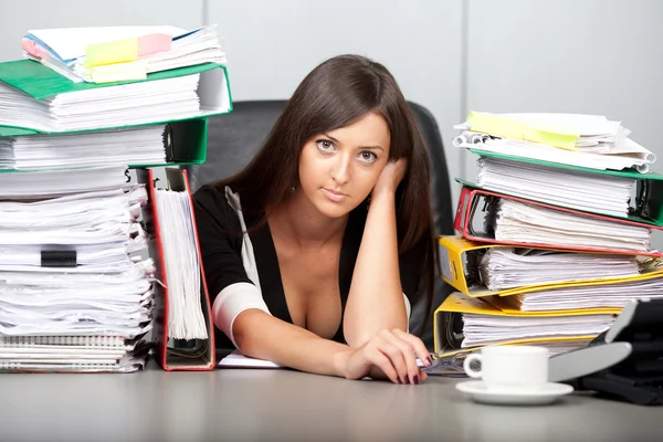 Mulher bonita sobre-trabalhada no escritório — Fotografia de Stock