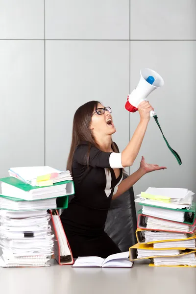 Mujer de negocios gritando con un megáfono —  Fotos de Stock