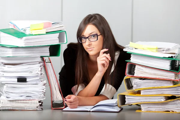 Schöne Frau im Büro — Stockfoto