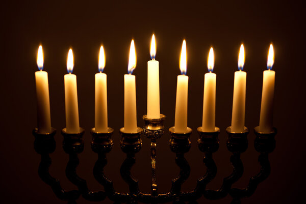 Менора хануки на черном
