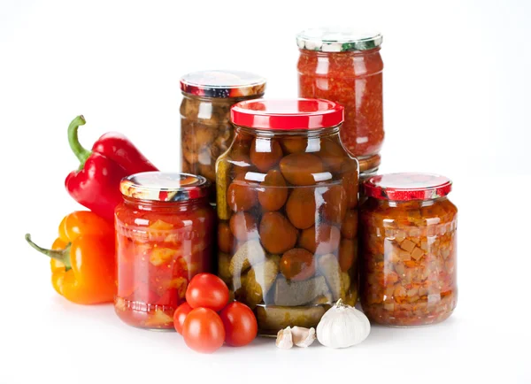 Potten met verschillende soort pickles, thuis gemaakt — Stockfoto