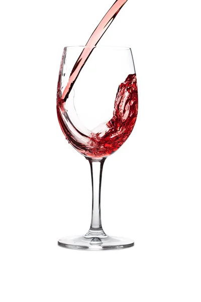 Vino rosso versando nel bicchiere di vino isolato — Foto Stock