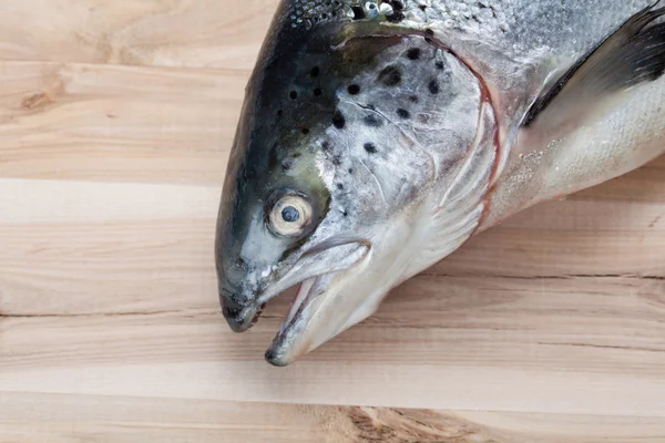 Pescado salmón en plato de madera — Foto de Stock