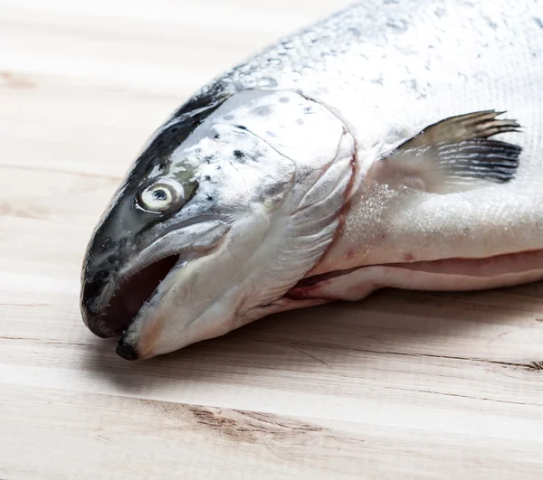 Pescado salmón en plato de madera — Foto de Stock