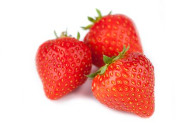 beyaz zemin üzerine çilek sapılmak