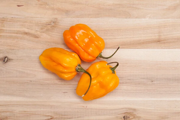 Chilipepertjes habanero op houten tafel — Stockfoto