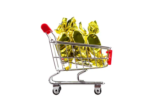 Candy v obálek v nákupní košík, izolovaných na bílém pozadí — Stock fotografie
