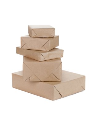 kraft kağıt paketler kutularıyla istifleme, üzerinde beyaz izole