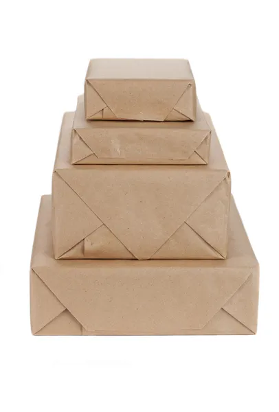 Empilhamento de caixas de pacotes com papel kraft, isoladas em branco — Fotografia de Stock