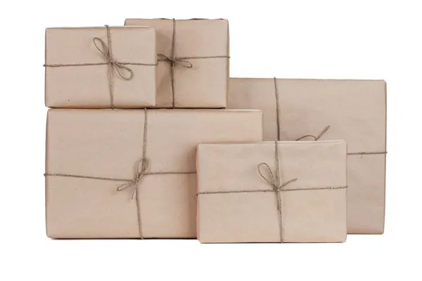 Укладка посылок коробки с крафтовой бумагой, изолированные на белом — стоковое фото