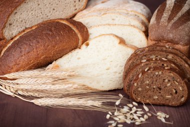 ahşap masa üzerinde pişmiş ekmek