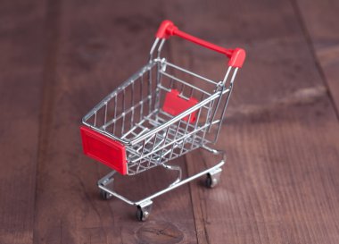 ahşap yüzey üzerinde alışveriş sepeti