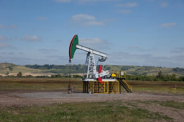 Bomba de óleo. Equipamento da indústria petrolífera. — Fotografia de Stock