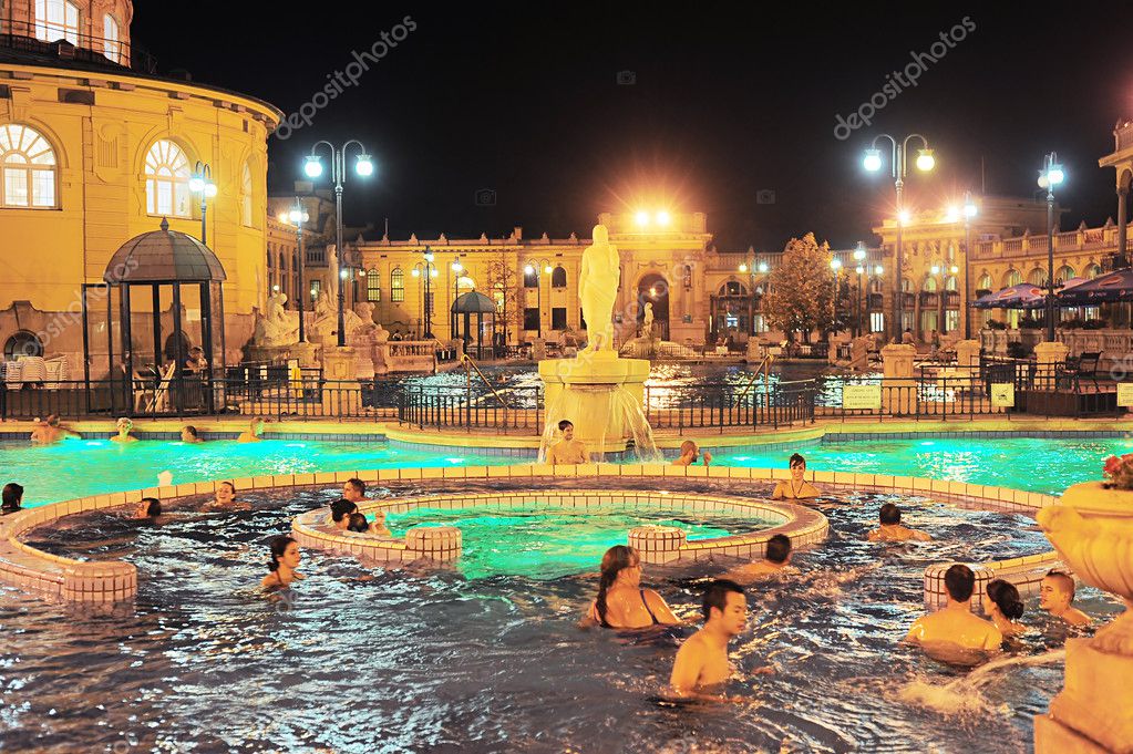 budapest ungheria 1 ottobre 2012 hanno un bagno termale szechenyi spa szchenyi sono il pi grande bagno medicinale in europa il centro abitato sono