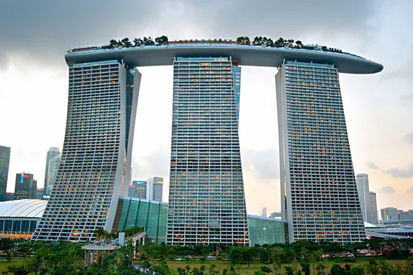 Marina bay sands vid solnedgången — Stockfoto