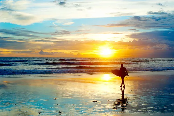 Surfing på bali Royaltyfria Stockbilder