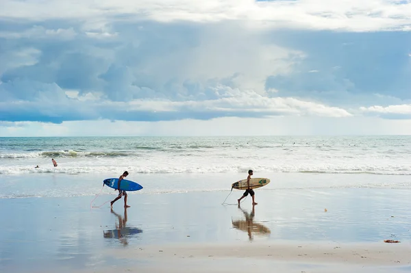 Balinesiska surfare — Stockfoto
