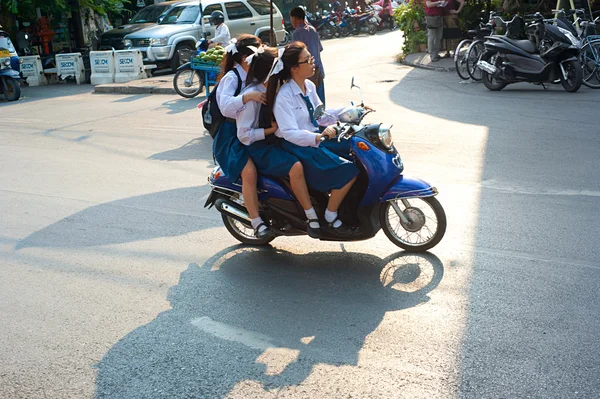 Schulmädchen auf Motorrad — Stockfoto