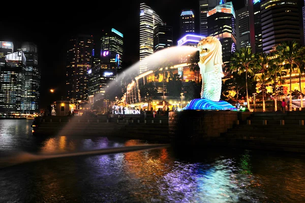 Merlion fontein nachts — Stockfoto
