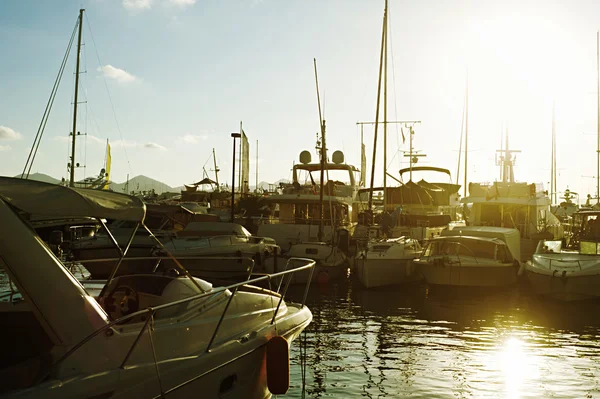 Lyxbåtar i cannes — Stockfoto