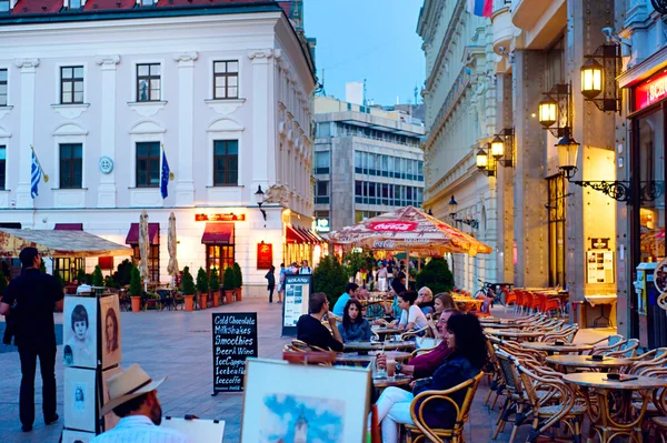 Нічне життя в центрі міста Братислава — стокове фото