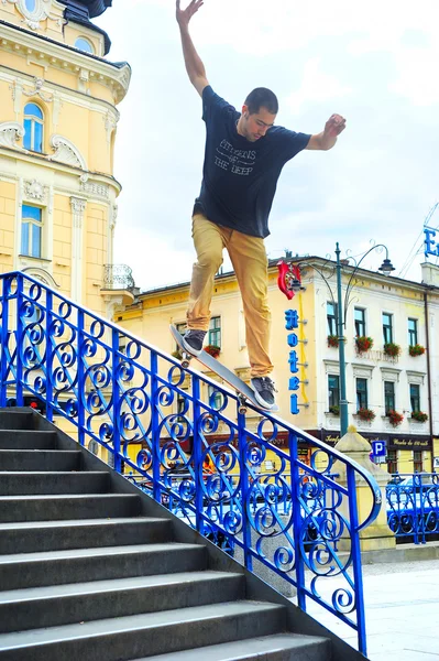 Skateboardåkare hoppar — Stockfoto