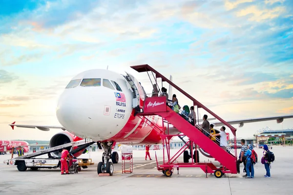 AirAsia boarding plane — Stock Photo, Image