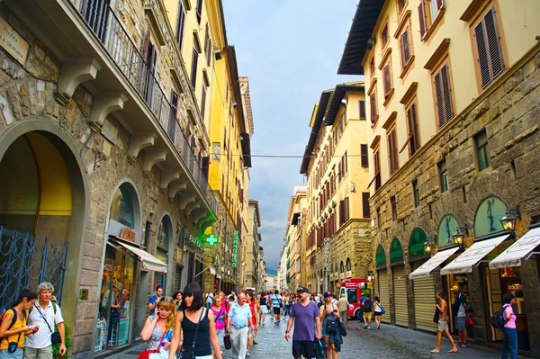 Turister vandrar i trånga gatan i Florens — Stockfoto