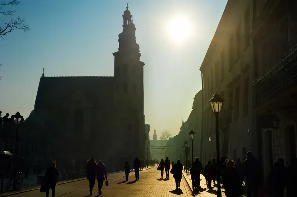 Crowded street and St. Andrew's Church — Stock Photo, Image