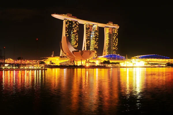 Marina Bay Hotel à noite — Fotografia de Stock