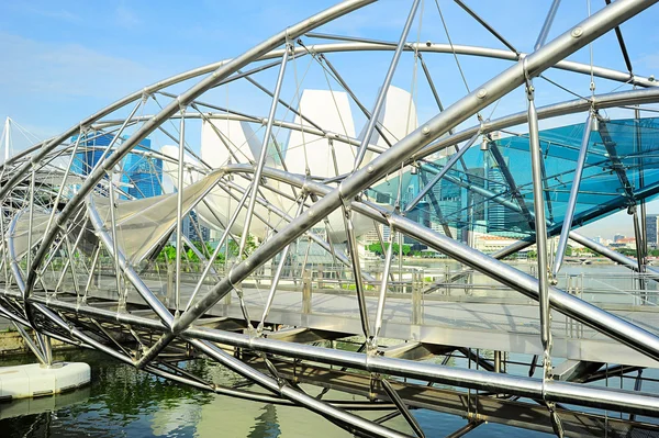 Helix bridge och downtown Singapore — Stockfoto